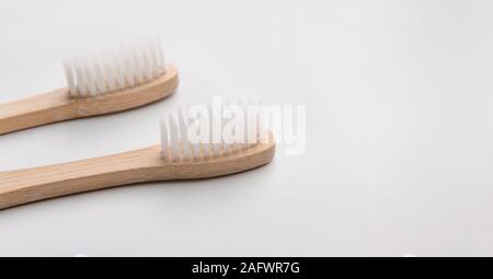 Close up de deux brosses à dents en bambou sur fond blanc Banque D'Images