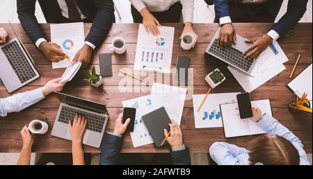 Réunion du groupe de travail de l'équipe entreprises avec des gadgets et des documents Banque D'Images