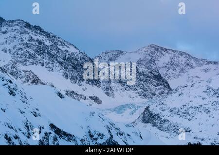 Vue sur le glacier du Kaunertal, avec sa belle couleur turquoise. Paysage de GERLOS, Tyrol, dans les Alpes autrichiennes. Après le coucher du soleil. Banque D'Images