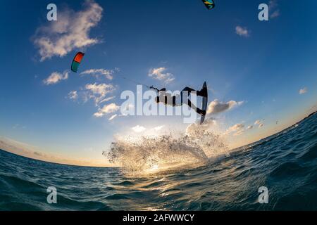 Personne surfant et volant d'un parachute en même temps à Kitesurfing. Bonaire, Caraïbes Banque D'Images