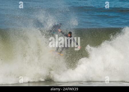 NAZARé, PORTUGAL - Aug 06, 2019 : un internaute dans le processus de tomber du bureau de surf sur la grande vague mousseuse Banque D'Images