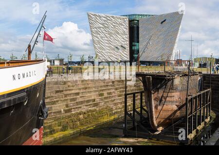 Titanic Belfast visitor centre et SS Nomadic bateau, l'Irlande du Nord Banque D'Images