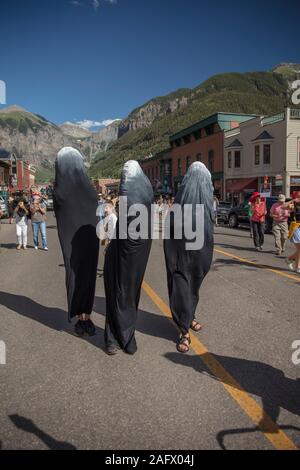 17 août 2019, Telluride, Colorado USA - Telluride Mushroom Festival est une célébration de toutes les choses et fongiques - Enthéogènes personnes posés comme mushroom Banque D'Images