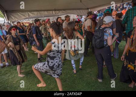 17 août 2019, Telluride, Colorado USA - Telluride Mushroom Festival est une célébration de toutes les choses et fongiques - danse Enthéogènes sous tente Banque D'Images