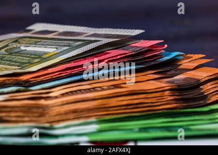 Billets isolés. Pile de l'argent euro la photo en gros plan. Banque D'Images