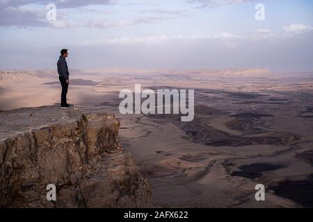 Cratère Maktesh Ramon en Israël. Banque D'Images