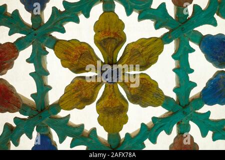 Une décoration de fleurs en bois peint sur une fenêtre dans un temple bouddhiste en Corée du Sud. Banque D'Images