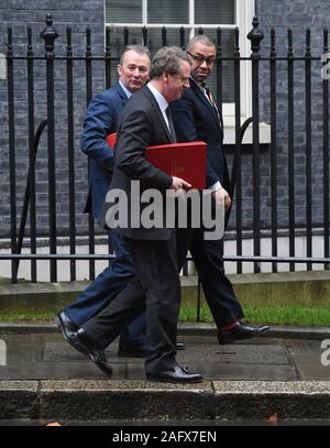 Le Secrétaire écossais Alister Jack (avant), nouvelle secrétaire gallois Simon Hart, et le ministre sans portefeuille James abilement (retour) quitter Downing Street, Londres après avoir assisté à la première réunion du Cabinet après que le parti conservateur a remporté les élections générales. Banque D'Images