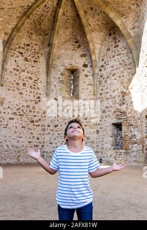 Petit enfant petit enfant priant dans une petite chapelle Banque D'Images