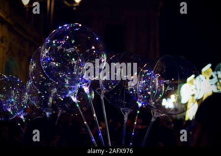 Focalisation sélective sur les ballons à LED avec décorations de Noël en arrière-plan sur la Plaza San Francisco, Séville, Espagne Banque D'Images