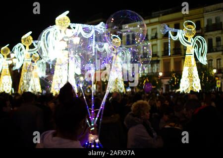 Focalisation sélective sur les ballons à LED avec décorations de Noël en arrière-plan sur la Plaza San Francisco, Séville, Espagne Banque D'Images