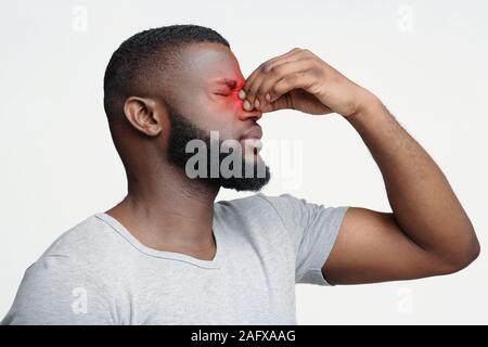 Black guy surchargés souffrant d'une douleur oculaire Banque D'Images