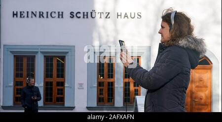 17 décembre 2019, la Saxe-Anhalt, Weißenfels : Via une application sur un smartphone et d'écouteurs, deux visiteurs écouter 'SOUND' horizons du projet "à pied d'Heinrich Schütz' en face de la maison Heinrich Schütz à Weißenfels. Le projet, lancé par le Festival de musique de Heinrich Schütz, contient de bonnes promenades à travers l'espace et le temps le long des stations dans la vie et l'œuvre du compositeur Heinrich Schütz (1585-1672). La première «marches sonores» commencer le même jour simultanément avec 11 stations dans trois autres villes comme Dresde (Saxe), Zeitz (Saxe-Anhalt) et Bad Köstritz (Thuringe). Photo : Banque D'Images