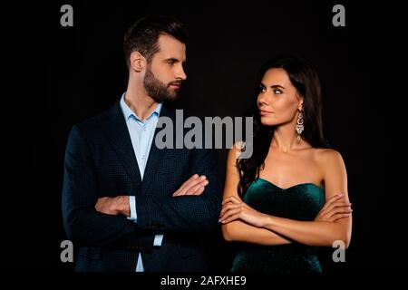 Portrait de son il qu'elle belle attrayante bien habillés à la mode de luxe contenu brandy les personnes réussies, les bras croisés sur fond noir isolé Banque D'Images