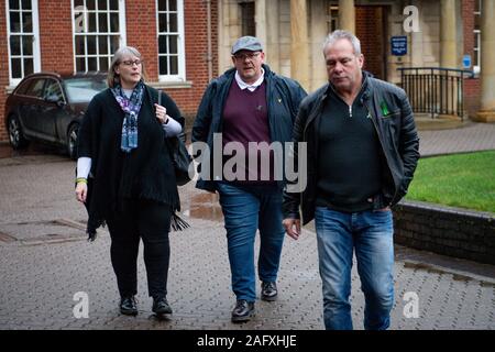 (De gauche à droite) la belle-mère d'Harry Dunn Tracey Dunn, père Tim Dunn et son beau-père Charles Bruce, laissez le Northamptonshire, QG de la police à la suite d'une réunion avec le chef de la police de Northamptonshire Police, Nick Adderley, avant de se rendre à Londres pour une réunion avec le Ministre des affaires étrangères, Dominic Raab. Banque D'Images