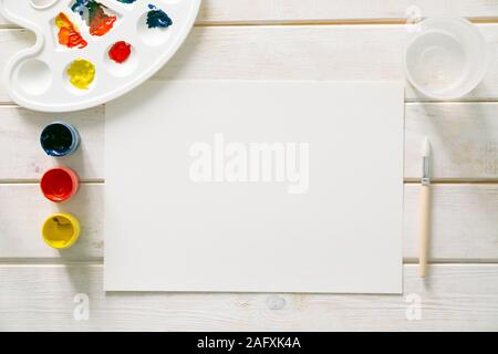 Concept Art - roue de couleurs, les peintures à la gouache, pinceau et palette Banque D'Images
