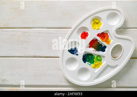 Concept Art - roue de couleurs, les peintures à la gouache, pinceau et palette Banque D'Images