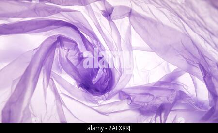 Sac en plastique violet motif tourbillon sur fond blanc Banque D'Images