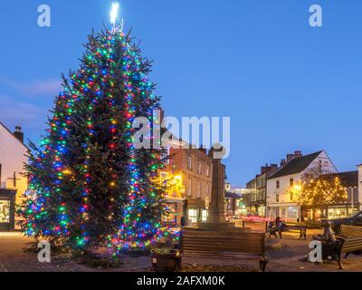 Les lumières de Noël sur la Place du marché à North Yorkshire Angleterre Knaresborough Banque D'Images