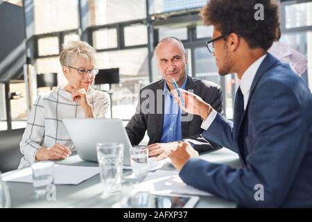 Les gens d'affaires et de consultants au cours de consultation d'entreprise ou d'une réunion de projet Banque D'Images