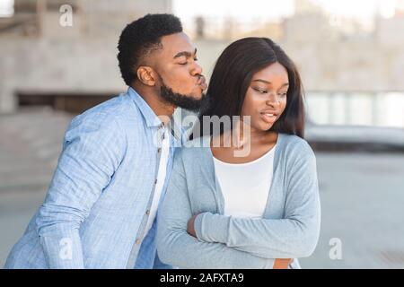 Friend zone concept avec un homme essayant d'embrasser une femme et elle le rejetant Banque D'Images