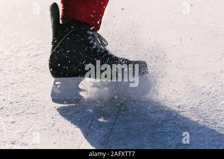 Joueurs de hockey jambes close-up lors d'un jeu sur glace Banque D'Images