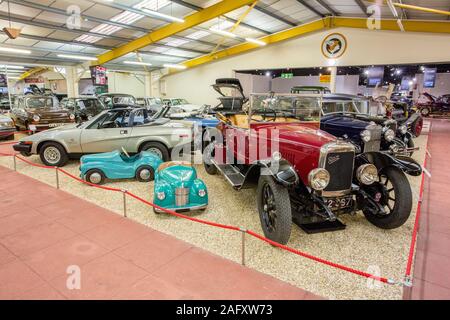 Une sélection de voitures de différentes époques, les décideurs et les propriétaires à la Haynes International Motor Museum, Sparkford, Somerset, UK Banque D'Images