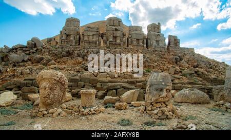 Vue panoramique sur une partie de la statue près du pic de Nemrut Dagi. Le Roi Antiochus Theos de Commagène je construits sur la montagne un tombeau-sanctuaire. La Turquie Banque D'Images