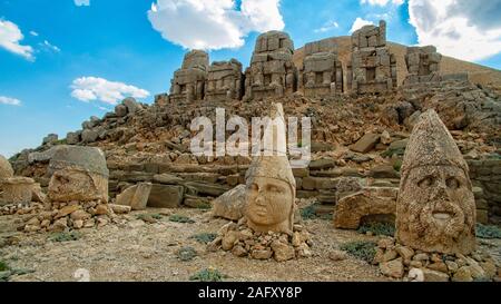 Vue panoramique sur une partie de la statue près du pic de Nemrut Dagi. Le Roi Antiochus Theos de Commagène je construits sur la montagne un tombeau-sanctuaire. La Turquie Banque D'Images