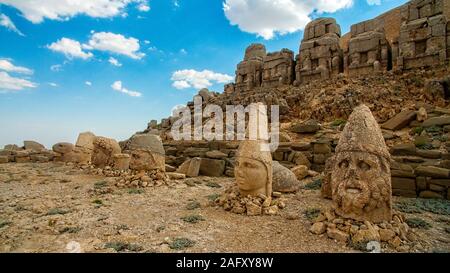 Vue panoramique sur une partie de la statue près du pic de Nemrut Dagi. Le Roi Antiochus Theos de Commagène je construits sur la montagne un tombeau-sanctuaire. La Turquie Banque D'Images