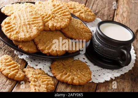 Délicieux biscuits faits maison avec du lait sur la table horizontale. Banque D'Images