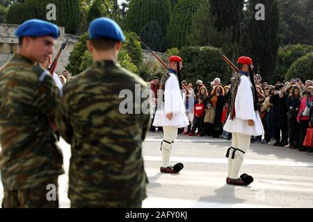 15 décembre 2019 : Athènes, Grèce. 15 décembre 2019. L'ancien Palais Royal d'Athènes, sur la place Syntagma, avec des soldats de la Garde présidentielle relève de la garde. La Place Syntagma est la place centrale d'Athènes, et est situé en face de l'ancien Palais Royal, qui abrite le Parlement grec depuis 1934. Les soldats de la Garde présidentielle sont devant le Parlement hellénique sur la place Syntagma 24 heures par jour, et effectuer la relève de la garde devant la tombe du Soldat inconnu au monument 11h00 Crédit quotidien : Mohammed Turabi/IMAGESLIVE/ZUMA/Alamy Fil Live News Banque D'Images