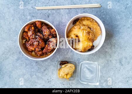 Plats à emporter Chinois Cuisine Asiatique Poulet frit, les GRT Général Ananas caramélisés beignets à la cannelle et les graines de sésame et de bananes crêpe enveloppée avec j Banque D'Images