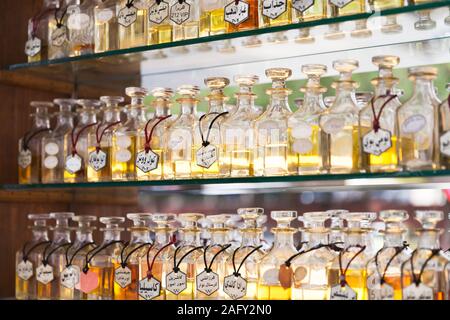 Aqaba, Jordanie - Mai 18, 2018 : Bouteilles en verre avec le parfum se tiennent sur une étagère dans le magasin Banque D'Images