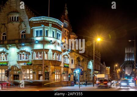 Liverpool Philharmonic pub sur Hope Street la nuit. Banque D'Images