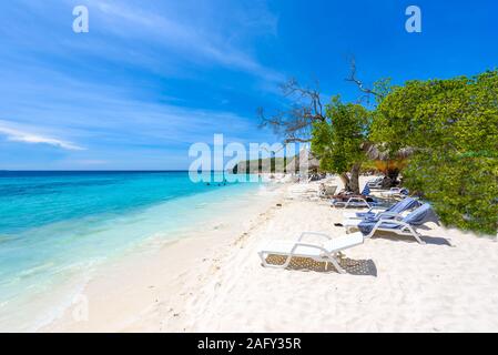 Numéro CAS Abao beach paradise - Plage de sable blanc avec ciel bleu et clair comme de l'eau bleu à Curaçao, Antilles néerlandaises, une île tropicale des Caraïbes Banque D'Images