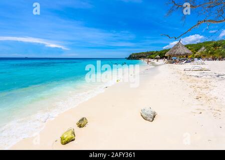 Numéro CAS Abao beach paradise - Plage de sable blanc avec ciel bleu et clair comme de l'eau bleu à Curaçao, Antilles néerlandaises, une île tropicale des Caraïbes Banque D'Images