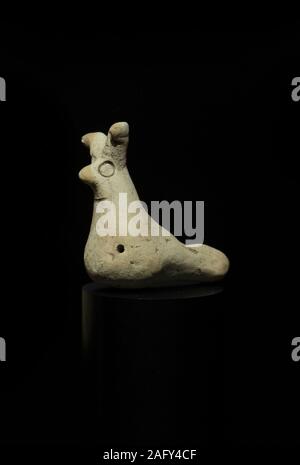 Malaga, Espagne - 2 mars, 2019 : oiseau Sifflet en forme de Mésopotamie. Terre cuite. 1000 BC Banque D'Images