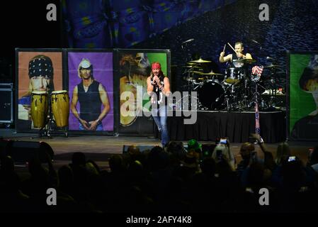 Hollywood, FL, USA. 13 Décembre, 2019. Bret Michaels et Mike Bailey effectuer sur la scène Hard Rock Event Center au Seminole Hard Rock Hotel & Casino Hollywood le 13 décembre 2019 à Miami, en Floride. Credit : Mpi10/media/Alamy Punch Live News Banque D'Images
