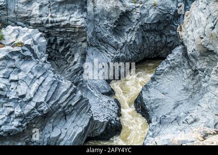 Schwarzes Lavagestein in der Schlucht Gole dell'Alcantara Alcantara am Fluss, sicilia, Italie, Europa | murs de lave noire de la Gole dell'Alcantar Banque D'Images