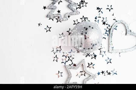 Décorations de Noël en argent, boule, cœur, étoile, arbre de Noël, sur fond blanc Banque D'Images