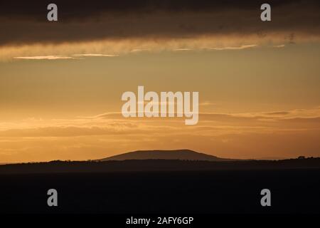 Un coucher de soleil spectaculaire à Wexford, Irlande avec des montagnes en arrière-plan Banque D'Images