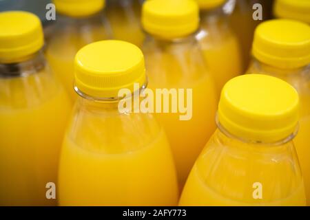 Bouteilles de jus d'orange dans un magasin Banque D'Images