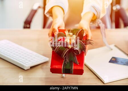 Boxing day. Secret Santa. Parti d'hiver. Party de Noël de bureau. Fête de  Noël. Heureux l'homme et la femme porter santa hats. Cheerful couple Photo  Stock - Alamy