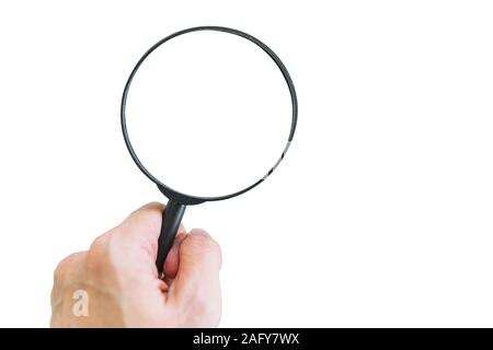 Male hand holding magnifying glass isolé sur fond blanc Banque D'Images
