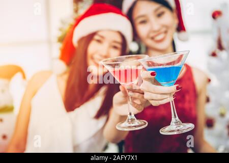 Jolie fille asiatique boum de l'alcool au réveillon de Noël ensemble heureux profiter et s'amuser. Banque D'Images