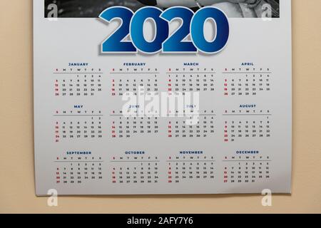Calendrier 2020 accrochée à un mur crème Banque D'Images