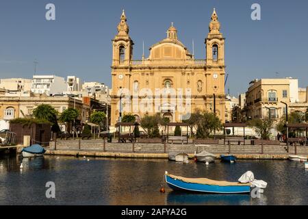 Vieille église près de port de Sliema, Malte Banque D'Images