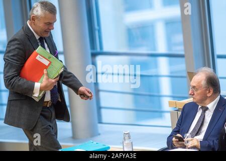 17 décembre 2019, la Saxe-Anhalt, Magdeburg : Holger Stahlknecht (l, CDU), Ministre de l'intérieur de la Saxe-Anhalt, va à la banque d'état dans la salle plénière du parlement d'Etat, où Reiner Haseloff (r, CDU), premier ministre de la Saxe-Anhalt, se trouve sur la place de la ministre de l'Europe. Les membres du Parlement européen se sont réunis dans le Landtag pour leur 89e session. Photo : Klaus-Dietmar Gabbert/dpa-Zentralbild/dpa Banque D'Images