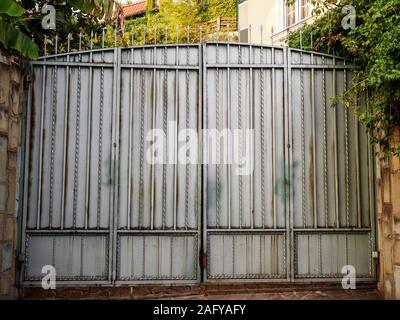 Grandes portes avec des éléments en fer forgé vue avant Banque D'Images